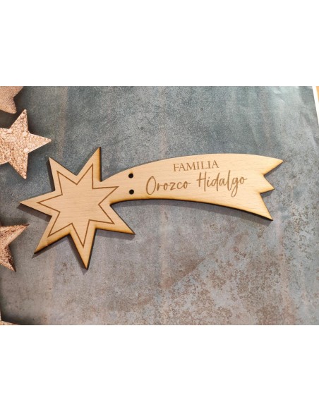 Estrella fugaz para el árbol de Navidad grabada en madera